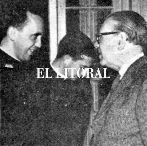 Bergoglio y Borges en 1965, cuando el escritor fue invitado a hablar a los alumnos del profesor Jorge Mario Bergoglio. Foto “El Litoral”/Santa Fé