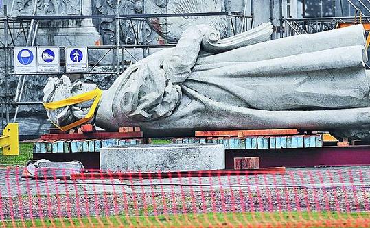 EL ÚLTIMO VIAJE DE CRISTÓBAL COLÓN. La imponente estatua del marino genovés navega hacia un incierto destino argentino