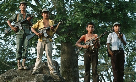 1985. Niños con soldados. FOTO: GIOVANNI PALAZZO/MUSEO DE LA PALABRA Y LA IMAGEN