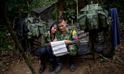 PARA ELLOS TERMINÓ LA GUERRA. Los niños soldado de Colombia dejan la guerrilla. Antes de que se firmen los acuerdos definitivos en La Habana