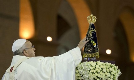 LA VIRGEN DE APARECIDA EN LOS JARDINES VATICANOS. Será colocada el próximo sábado. En 2013 el Papa se despidió de Brasil con un: “Hasta la vuelta en 2017”