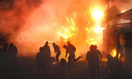 ENCENDER LA MECHA. La trágica historia de los fuegos artificiales en América Latina. Periferias que parecen campos de batalla y “guerra pirotécnica en pedazos”