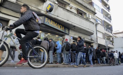 HACIENDO COLA PARA LA DOSIS. En Montevideo, Uruguay, comenzó la venta de cannabis en las farmacias