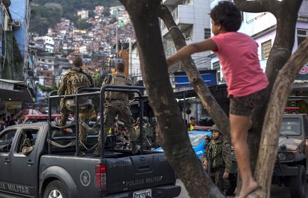 EL TRAFICANTE DE LA PUERTA DE AL LADO. Vida cotidiana en Rocinha, la favela más grande de Río de Janeiro, entre intentos de pacificación y estallidos de violencia narco