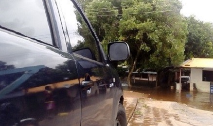 LA AMAZONIA QUE SE HUNDE EN LAS AGUAS DEL OLVIDO. Llueve a cántaros y el Orinoco se transforma en un océano marrón que cubre la selva y sus misterios….